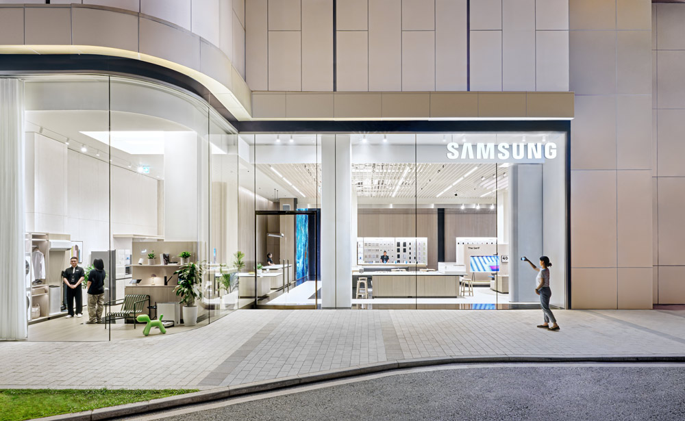 Samsung West Lake celebrates a year of creating high-end shopping and experience in Hanoi. Photo: Provided by the enterprise