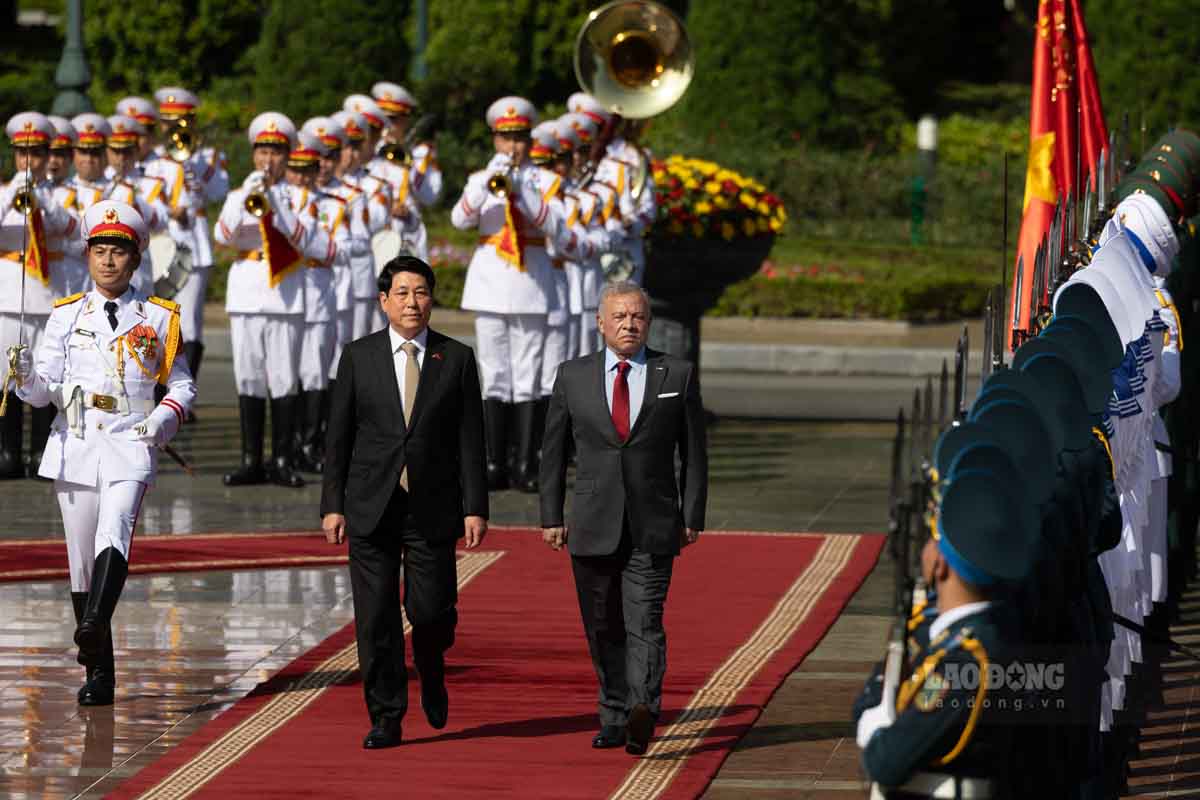 El miembro del Buro Politico y Presidente Luong Cuong presidio la ceremonia de bienvenida al rey jordano Abdullah II Ibn Al Hussein. Foto: Hai Nguyen