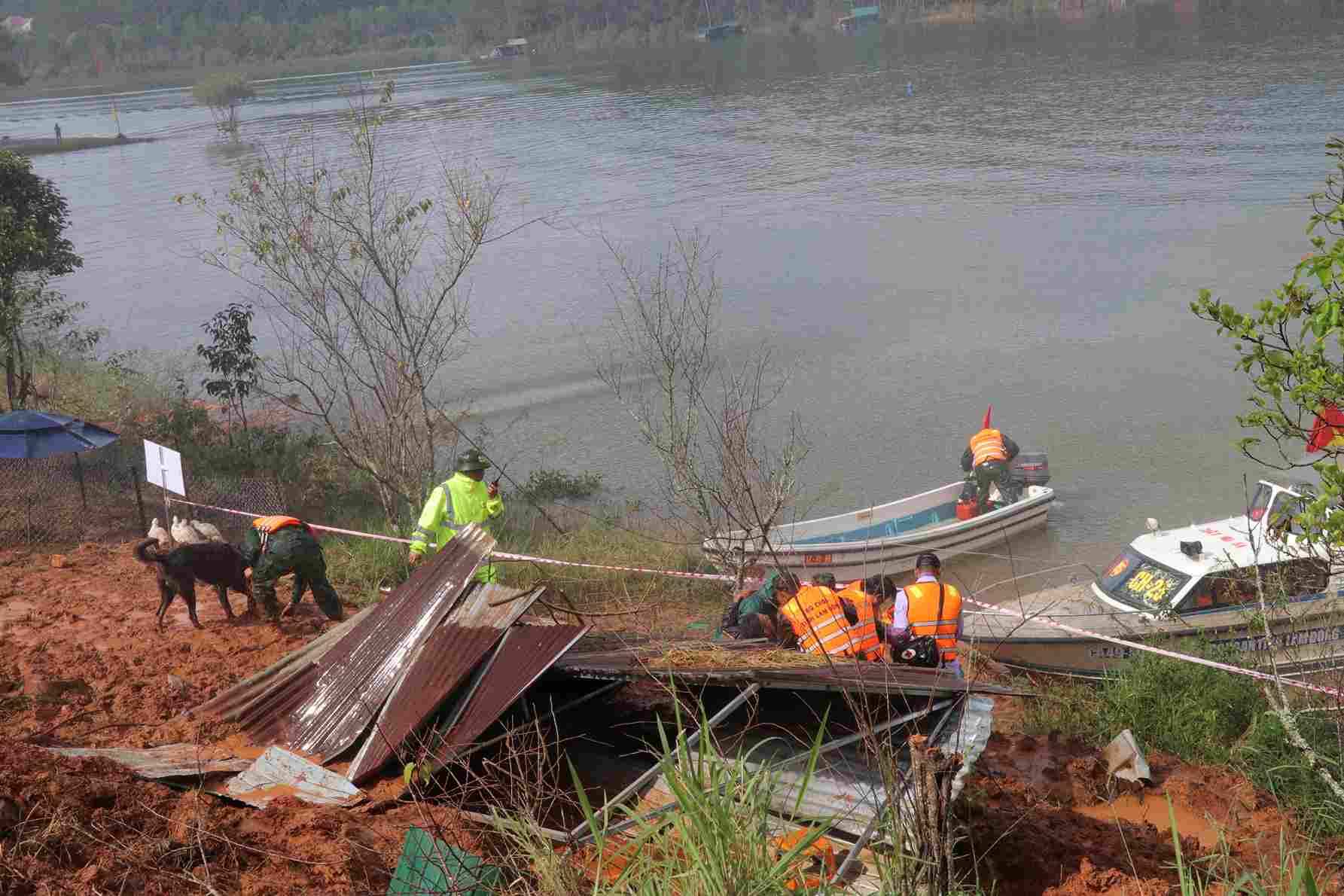 Cac luc luong san sang trien khai cac phuong an cuu ho, cuu nan theo tinh huong gia dinh tai buoi dien tap. Anh: Phuc Khanh
