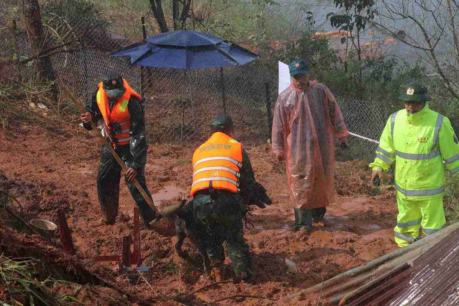 Cho nghiep vu duoc huy dong tham gia cong tac dien tap tim kiem cuu nan. Anh: Phuc Khanh