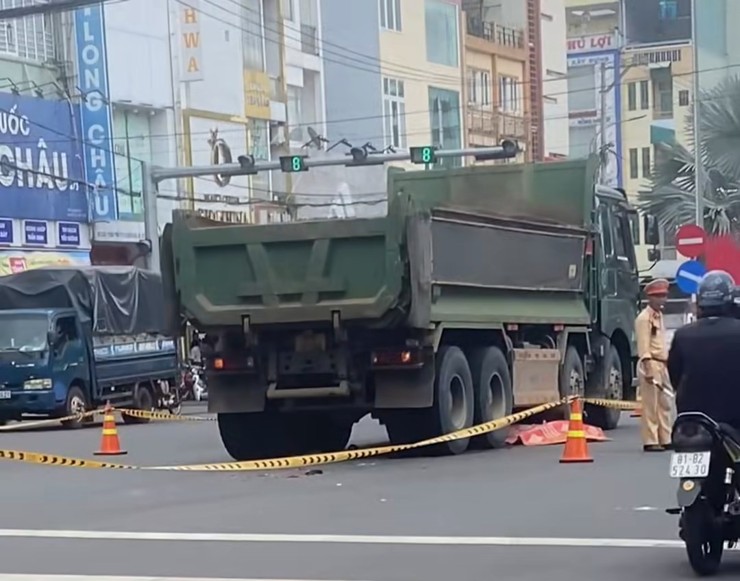 The scene of the dump truck accident that killed the man. Photo: Thanh Tuan