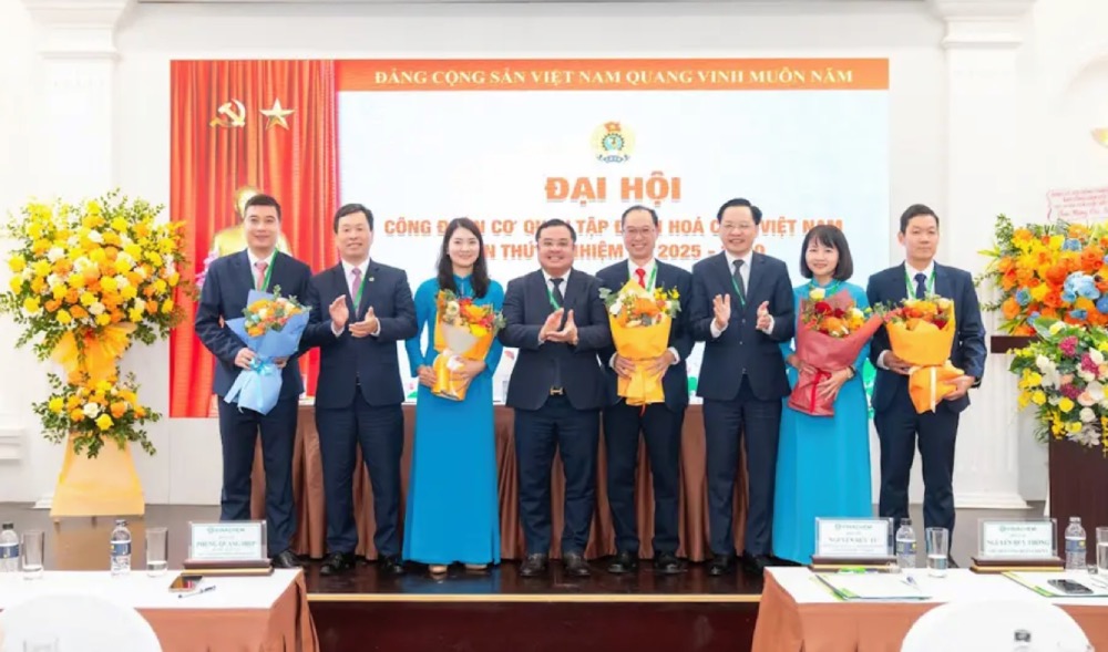 Leaders of Vinachem Group and the Vietnam Chemical Industry Trade Union presented flowers to congratulate the Executive Committee of the Trade Union of the Vietnam Chemical Industry Group for the 2025 - 2030 term. Photo: Nguyen Son