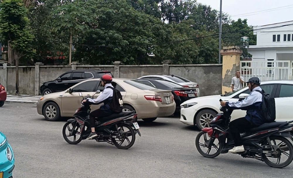 Ghi nhan tai khu vuc cong Truong THPT Ham Rong trong gio tan hoc, co kha nhieu hoc sinh di xe may tren 50cc tu trong san truong ra ngoai. Anh: Quach Du