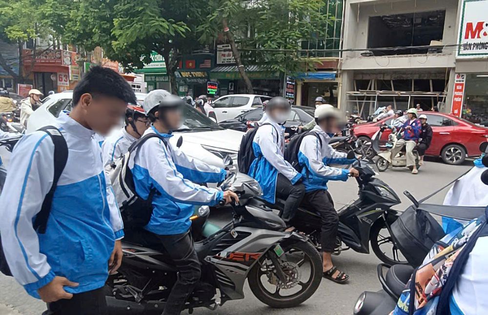 Cac hoc sinh vo tu dieu khien xe may roi cong truong tham gia giao thong o cac tuyen duong. Anh: Quach Du