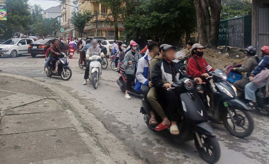 Tham chi, ghi nhan tren cac tuyen duong, mot so phu huynh, hoc sinh con cho 3, khong doi mu bao hiem khi tham gia giao thong. Anh: Quach Du