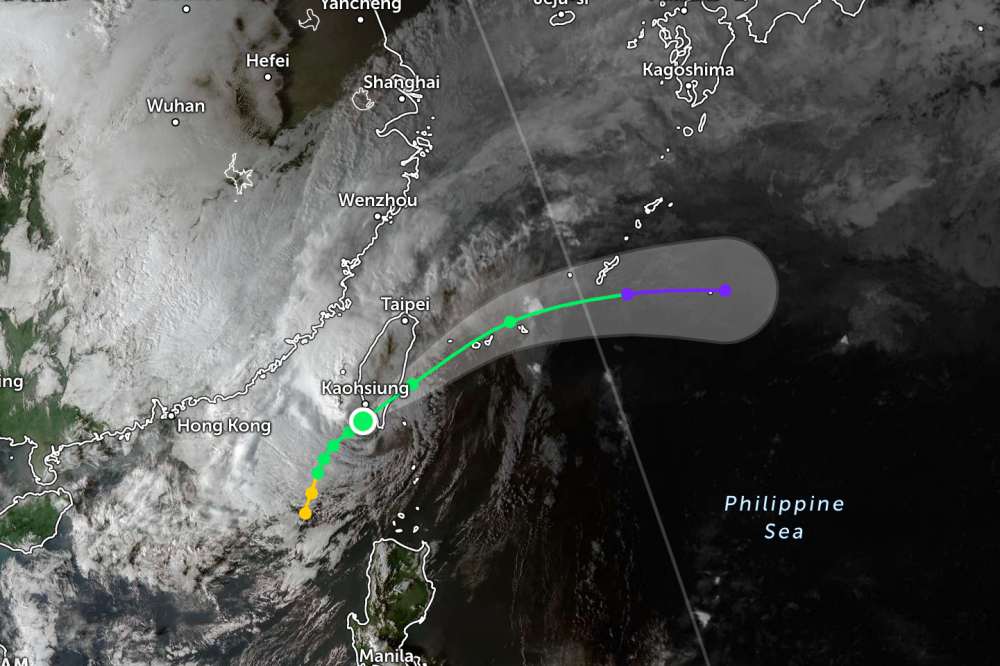 Cap nhat vi tri cua bao so 14 tren Bien Dong. Anh: JWTC