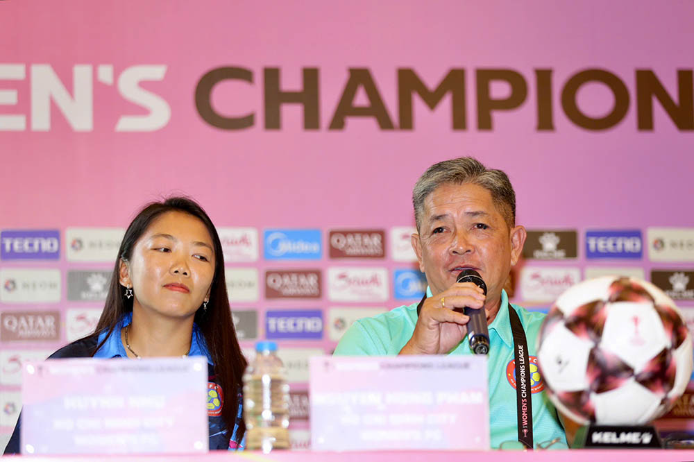 2025-2026 AFC 여자 챔피언스 리그 개막을 앞두고 기자 회견에 참석한 호치민시 여자 클럽 대표. 사진: 흐우팜