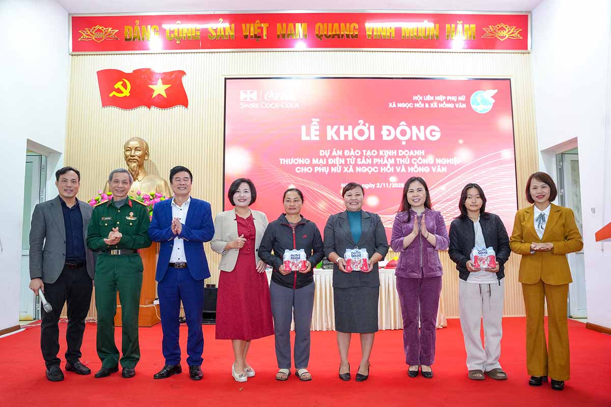 Coca-Cola Vietnam Beverage Company Limited accompanies women in Hanoi's craft villages to develop the digital economy. Photo: Provided by the enterprise