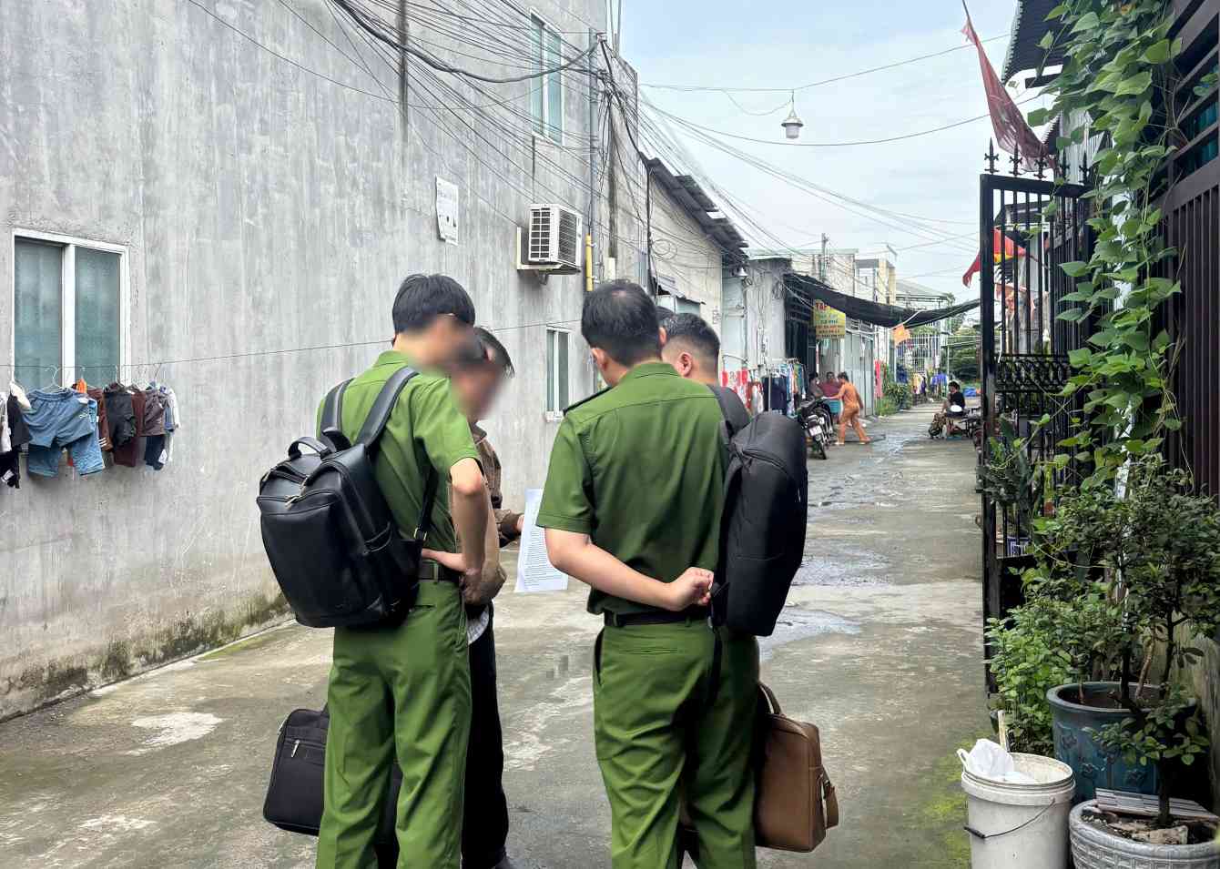 Ho Chi Minh City Police were present at the land to build 50 houses in Tan Khanh Ward. Photo: Duong Binh