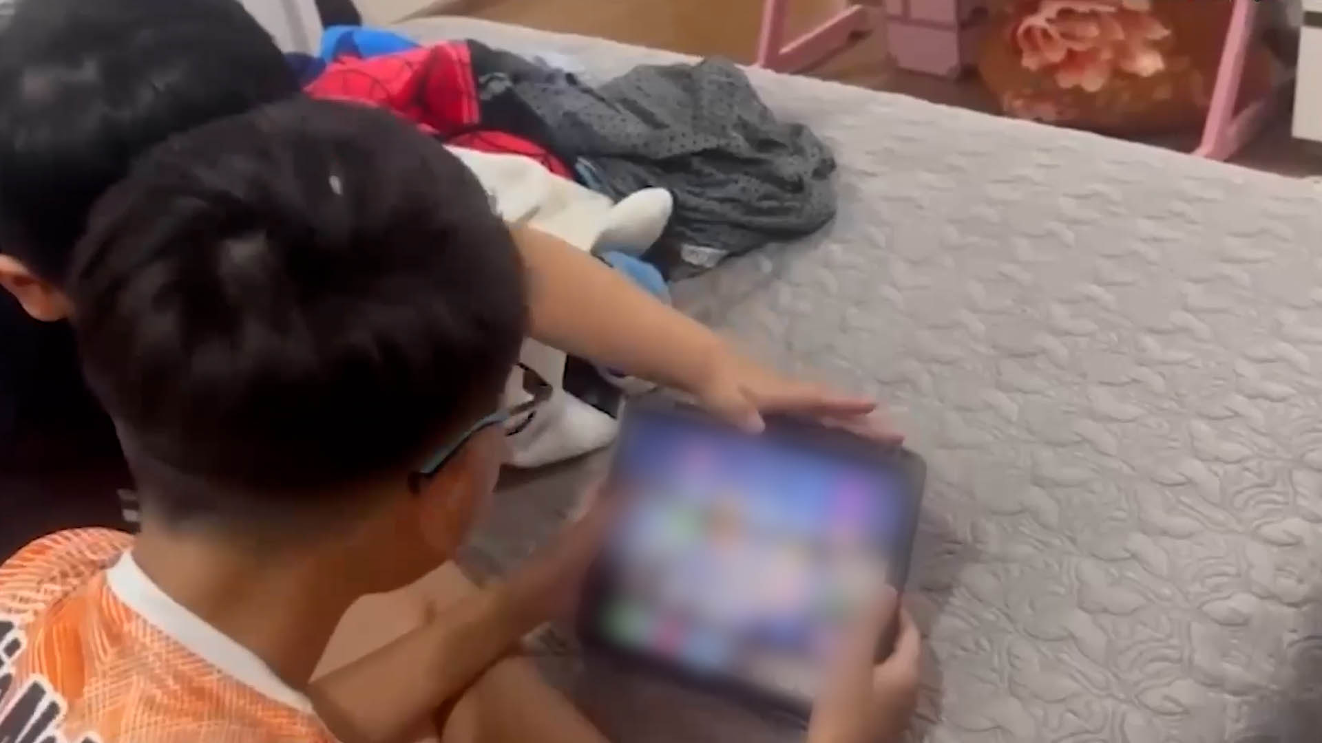 온라인 폭력 영상이 어린이 인식을 독살하는 보이지 않는 위험 요소가 되고 있습니다