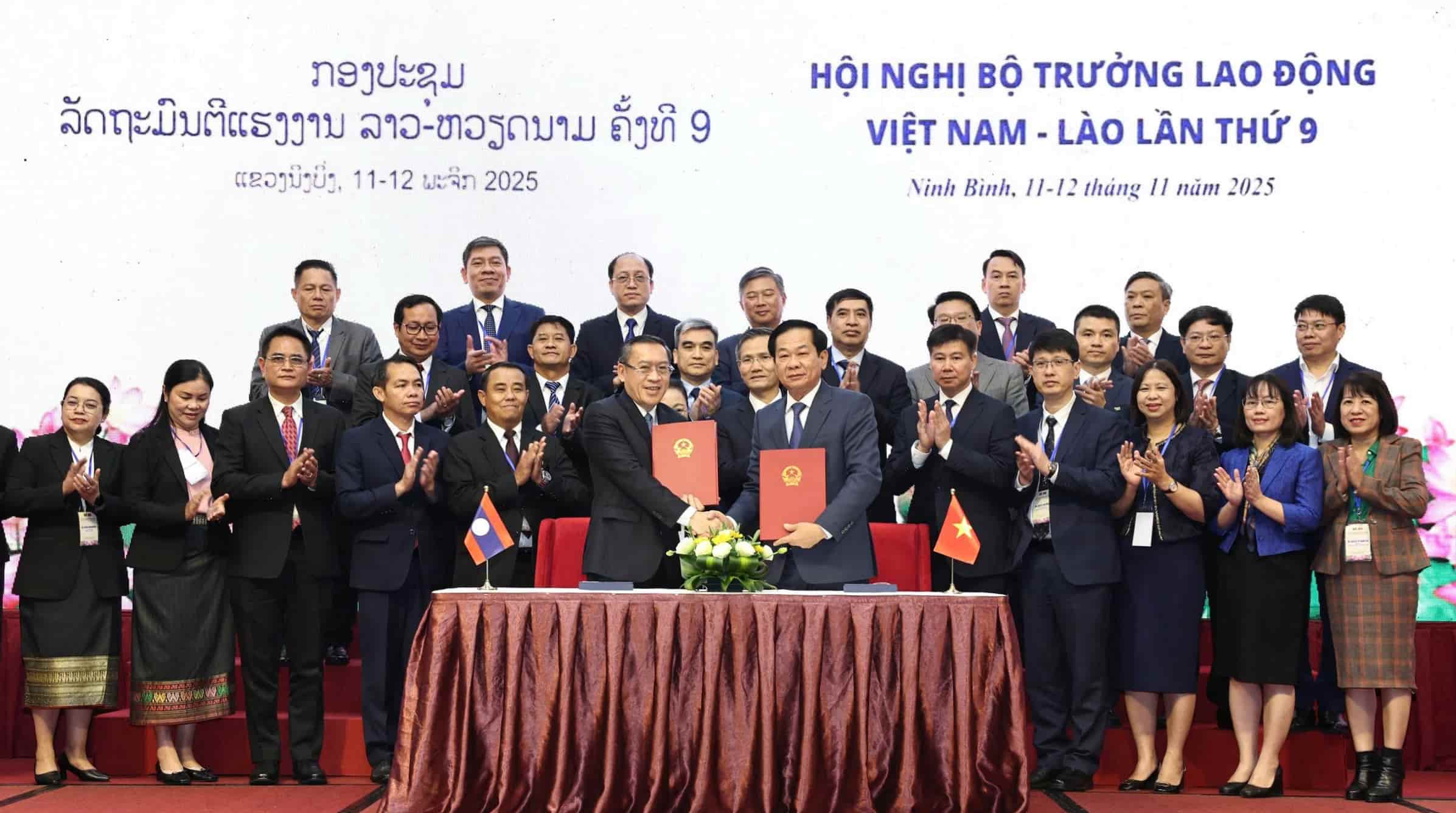Signing the Memorandum of Understanding on cooperation in the field of labor and meritorious people between the two Ministries and the Minutes of the 9th Vietnam - Laos Ministers of Labor Conference. Photo: Nguyen Truong