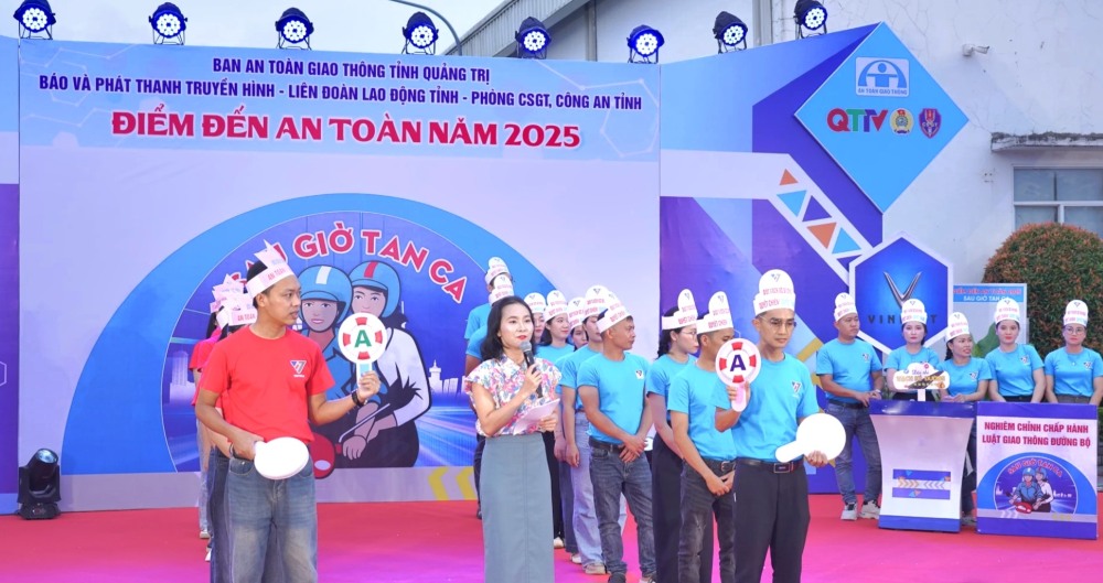 VTJ TOMS 섬유 의류 유한 회사의 조합원과 노동자들이 놀이터 대회에 참가하고 있습니다. 사진: Han Nguyen