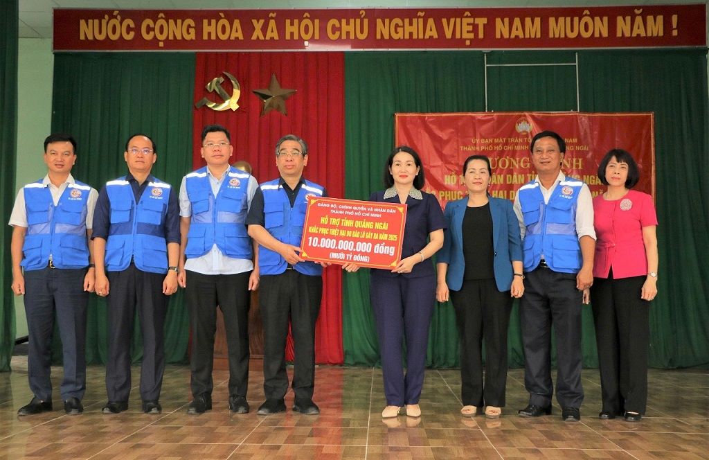 El Sr. Nguyen Phuoc Loc - Subsecretario del Comite del Partido de la Ciudad de Ho Chi Minh Presidente del Comite del Frente de la Patria de Vietnam de la ciudad de Ho Chi Minh entrega una placa conmemorativa de apoyo de 10 mil millones de VND a la provincia de Quang Ngai. Foto: Nhat Son