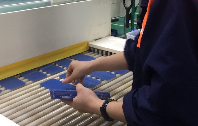 Workers always want to increase their salary to ensure their lives. Photo: Que Chi