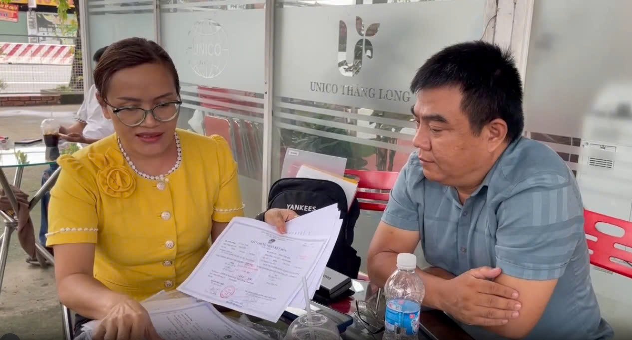 Qua trinh lam ho so keo dai khien nhieu nguoi nan. Anh: Dinh Trong