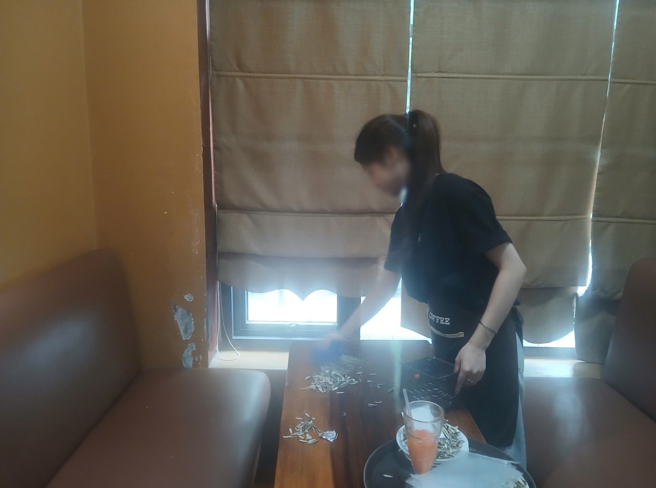 Nhung sinh vien di lam them de vua kiem tien de trang trai sinh hoat va ren luyen ky nang trong qua trinh di lam. Anh: Thanh Nhan