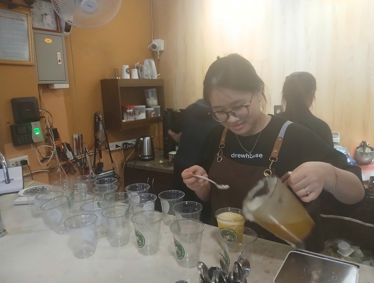 Sinh vien tranh thu lam them tai quan ca phe sau gio hoc de trang trai chi phi sinh hoat. Anh: Thanh Nhan