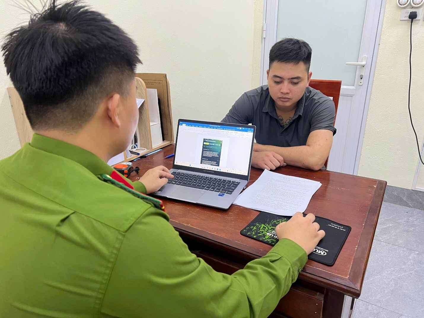 Cong an xa Luong Bang lam viec voi doi tuong Nguyen Anh Toi. Anh: Cong an tinh Hung Yen