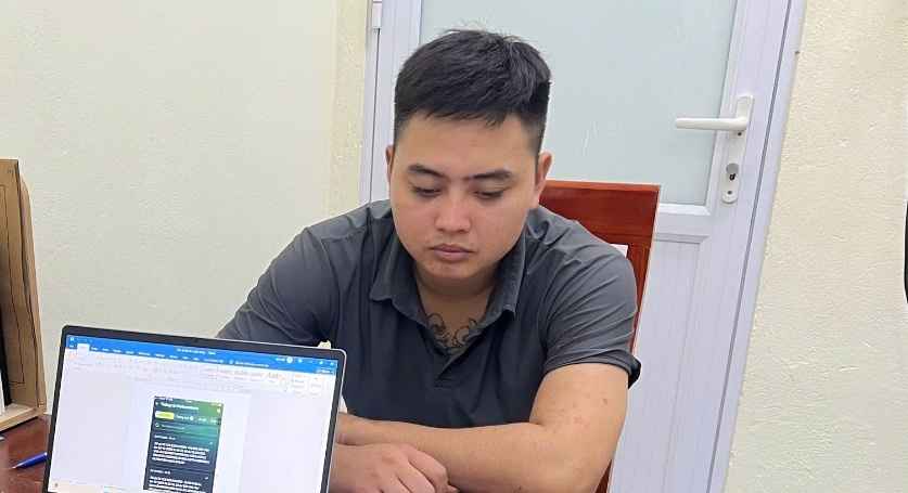 Subject Nguyen Anh Toi came to Luong Bang Commune Police to serve the investigation of the online gambling case. Photo: Hung Yen Provincial Police