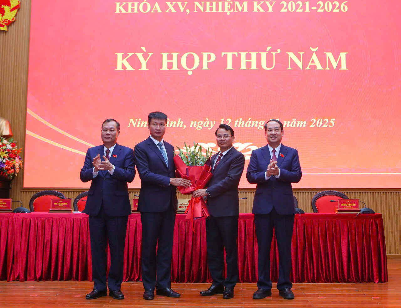 Ninh Binh provincial leaders presented flowers to congratulate Mr. Tran Huy Tuan. Photo: Dieu Anh