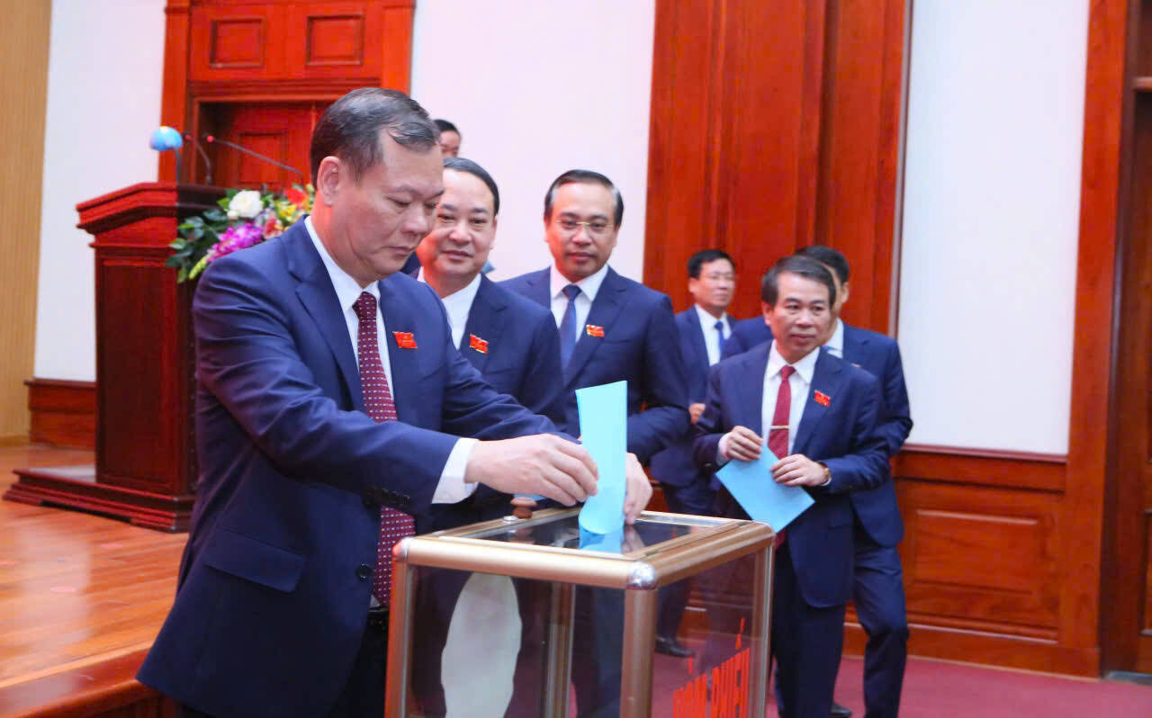 Ban Chap hanh Dang bo tinh tien hanh bieu quyet bang phieu kin.  Anh: Dieu Anh