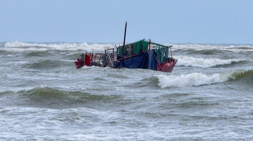 The fishing boat was in distress in the waters of Nhat Le. Photo: Cong Sang