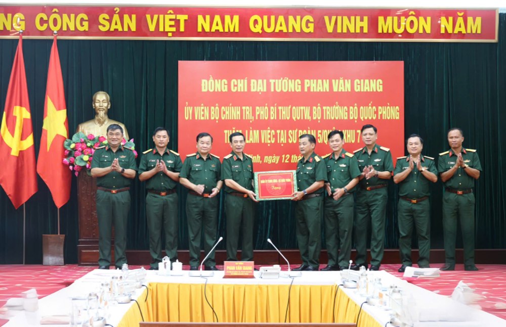 Dai tuong Phan Van Giang va thu truong Bo Quoc phong tang qua Su doan 5. Ảnh: Anh Tu