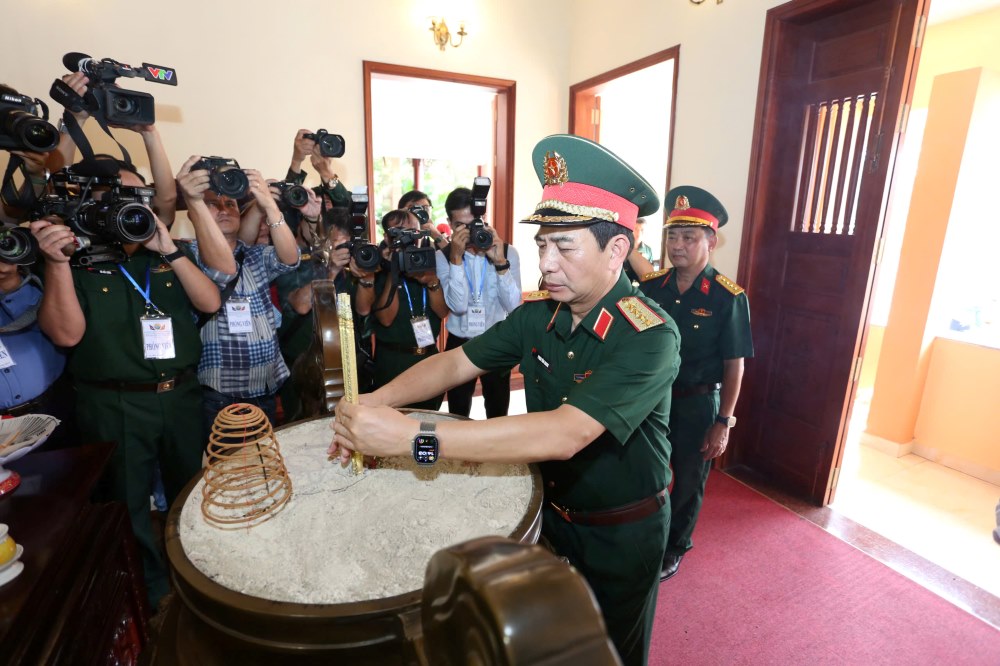 Dai tuong Phan Van Giang va cac dai bieu dang huong, dang hoa tuong niem Chu tich Ho Chi Minh va cac anh hung, liet si Su doan. Ảnh: Anh Tu