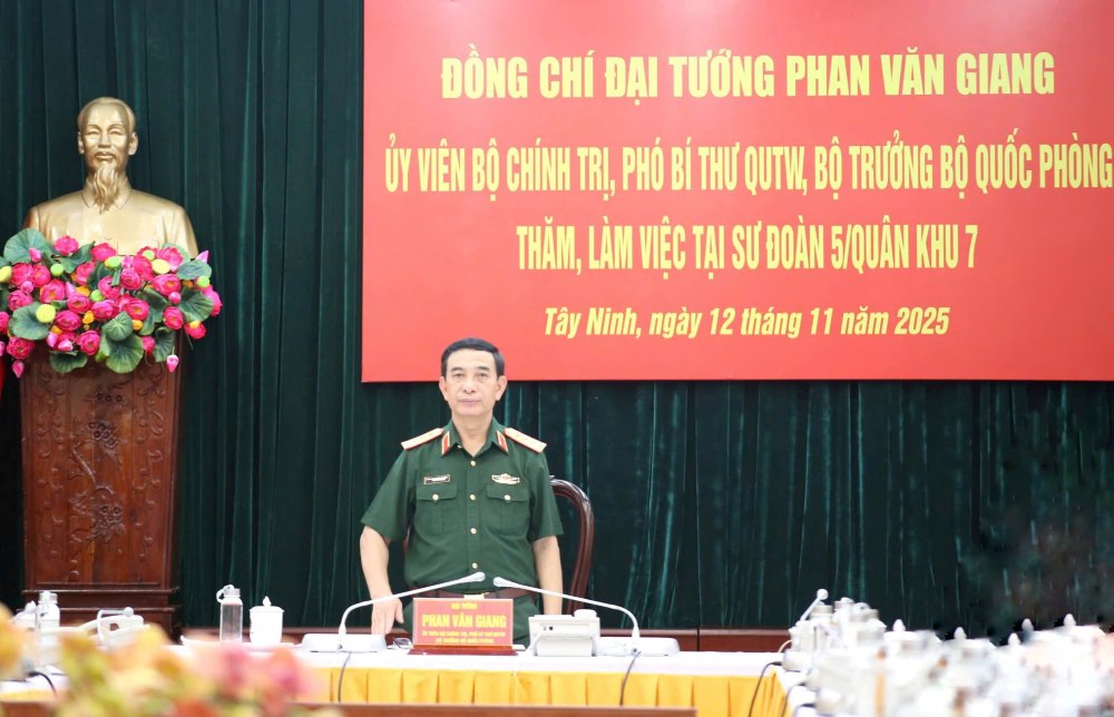 Dai tuong Phan Van Giang phat bieu tai buoi lam viec voi Su doan 5. Ảnh: Anh Tu