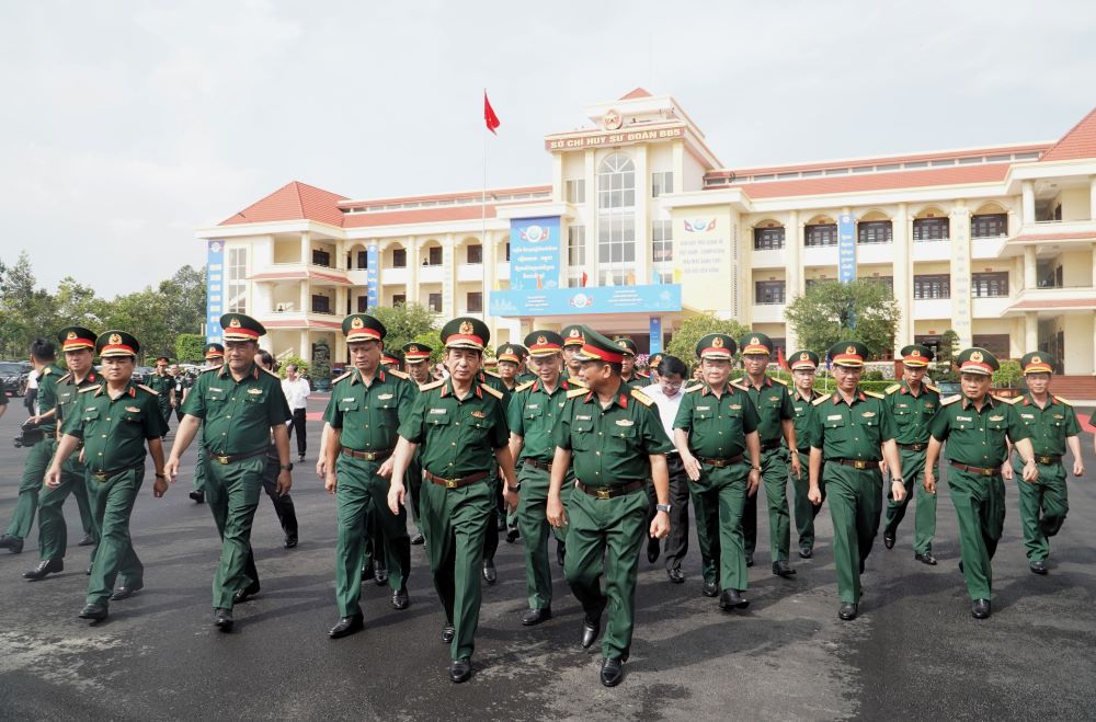 Dai tuong Phan Van Giang va doan cong tac tham Su doan 5.  Ảnh: Anh Tu