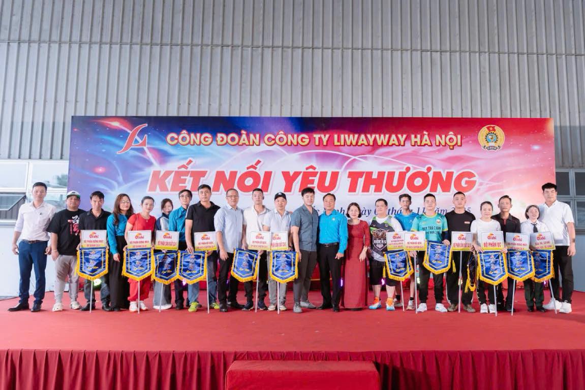 Teams attending the souvenir photo festival. Photo: Tuyet Nhung