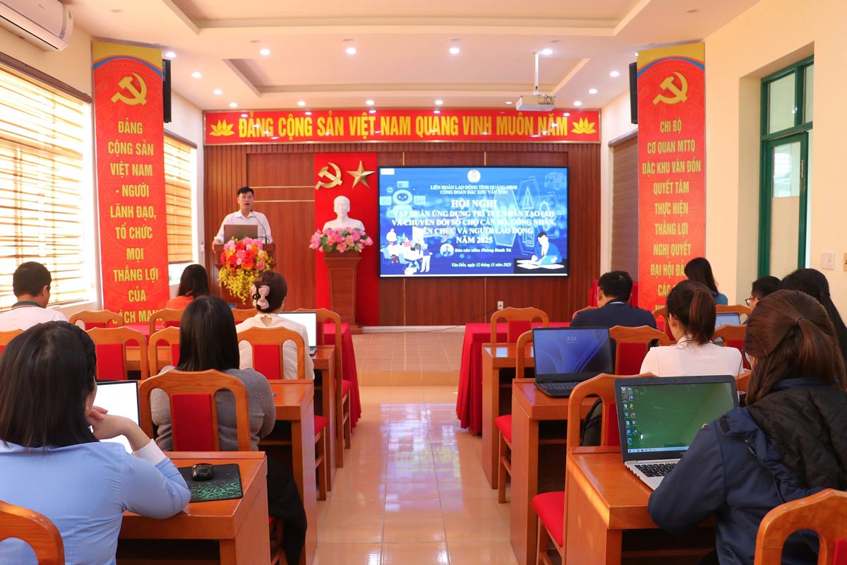 Quang canh hoi nghi. Anh: Cong doan Dac khu Van Don