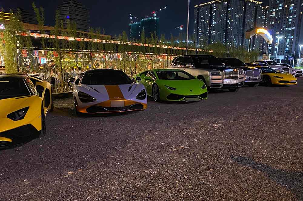 La flota de supercoches y coches de superlujo aparecio en Ciudad Ho Chi Minh atrayendo la atencion de los amantes de los coches. Foto: Thanh Thao