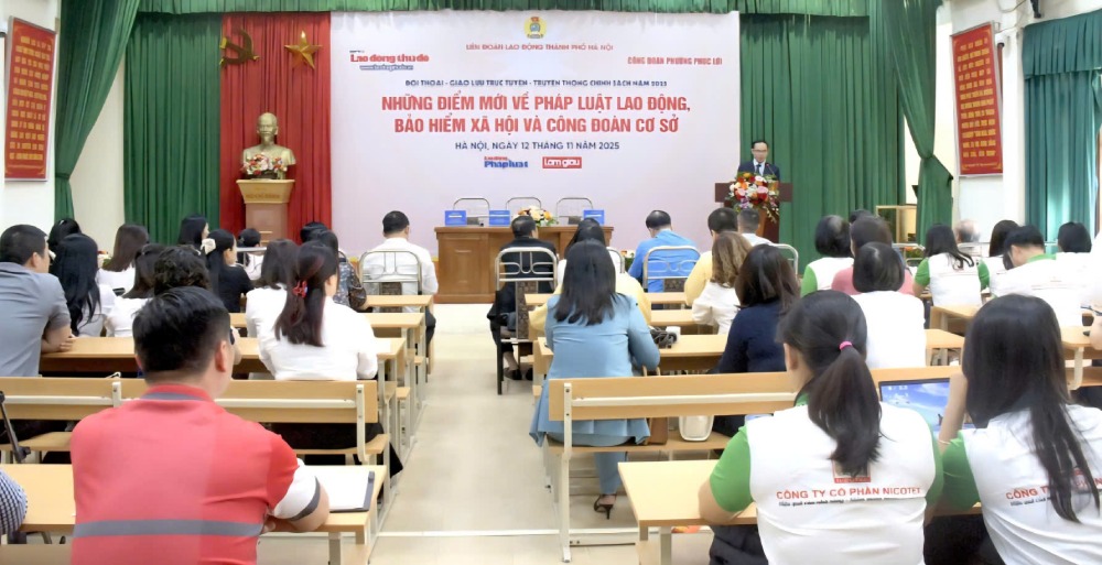 On the afternoon of November 12, the Capital Labor Newspaper coordinated with the Phuc Loi Ward Trade Union to organize an online exchange session with the theme "New points on labor law, social insurance and grassroots trade unions". Photo: Quynh Chi