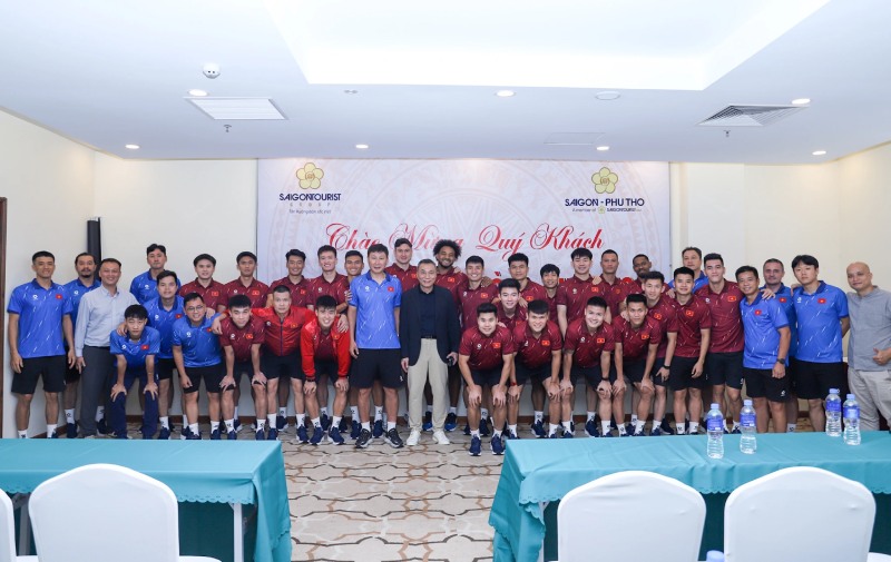 Tuyen Viet Nam chup anh luu niem cung lanh dao VFF. Anh: VFF