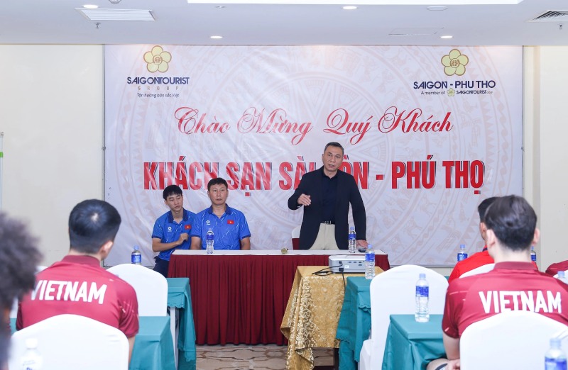 Chu tich VFF Tran Quoc Tuan dong vien doi tuyen Viet Nam truoc tran dau gap Lao. Anh: VFF