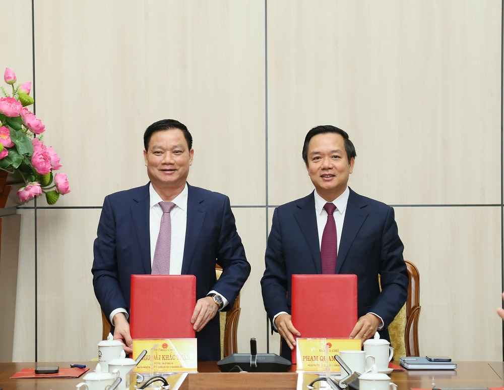 Mr. Nguyen Khac Than (left) and Mr. Pham Quang Ngoc (right) at the conference to hand over the duties of Chairman of the Provincial People's Committee. Photo: Hung Yen Provincial Portal