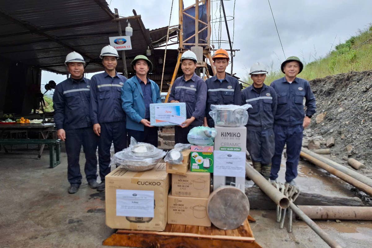 회사 경영진은 노동자들이 안심하고 일할 수 있도록 전기밥솥 초고속 전기 주전자 젖병 보온병 보온병 보온병 보온병 등 생활 및 보온에 필요한 필수품을 전달했습니다. 사진: TKV 노동조합