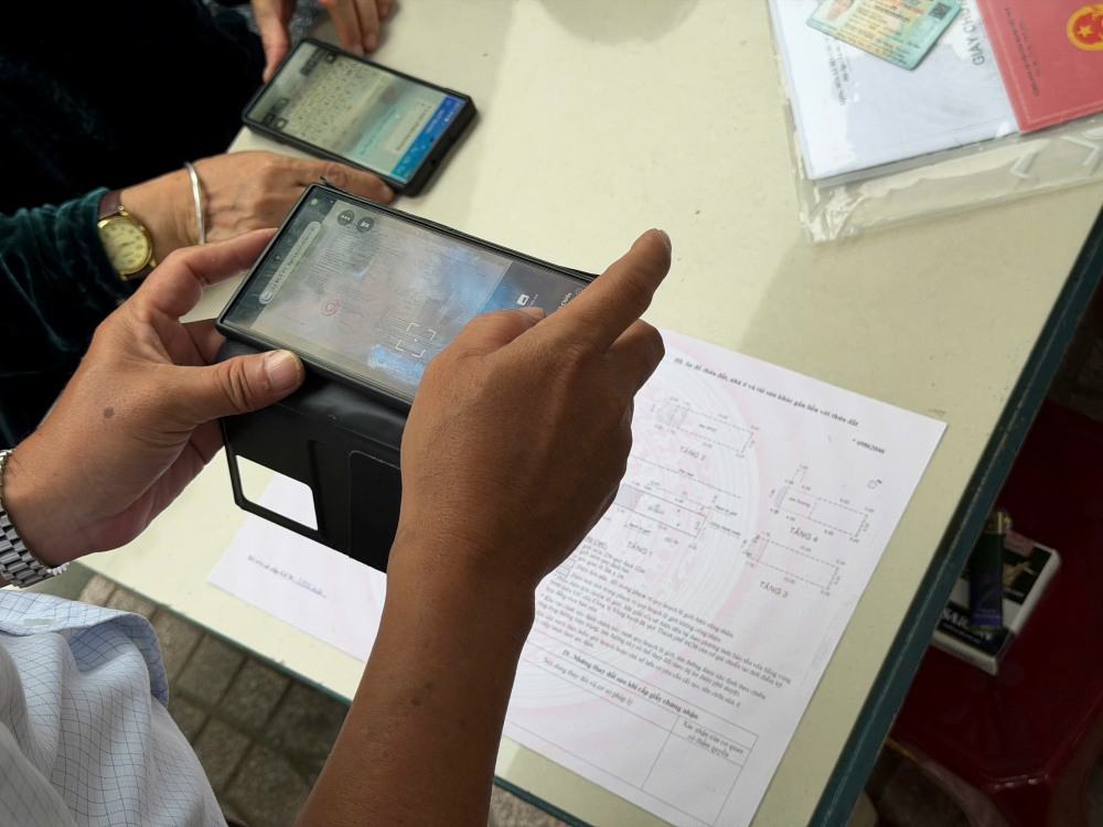 Den nay co khoang hon 3.000 ho so duoc cap nhat tai phuong Tan Son Nhat. Anh: Minh Tam