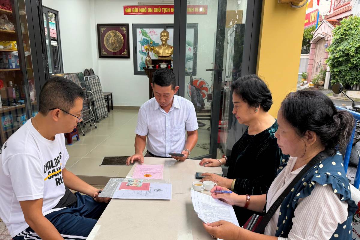 Nguoi dan cap nhat du lieu dat dai tai phuong Tan Son Nhat (TPHCM). Anh: Minh Tam