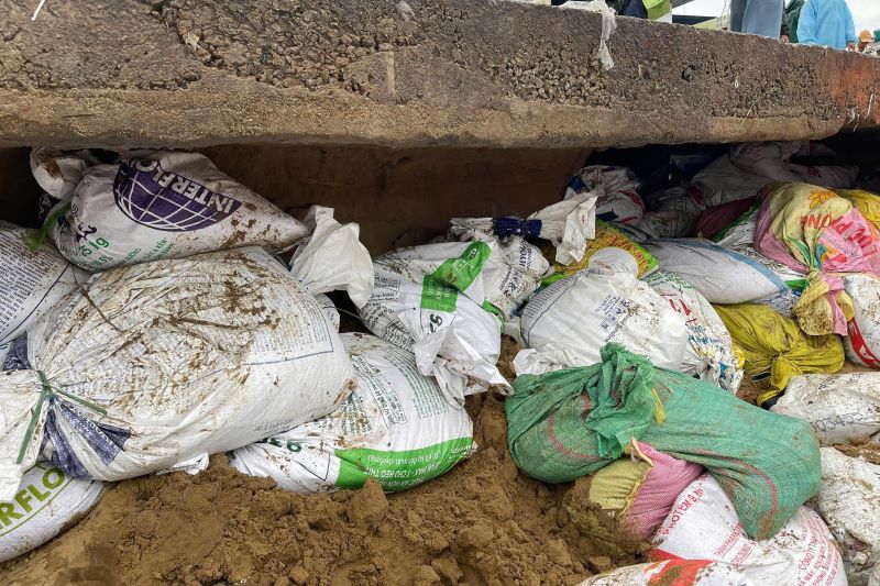 Hoi cuoi thang 10, hang ngan nguoi gom quan doi, cong an va nguoi dan da xuyen dem cuu ke bien An Luong, xa Duy Nghia, Da Nang, bao ve khu dan cuoi song Thu Bon. Anh: Tran Thi