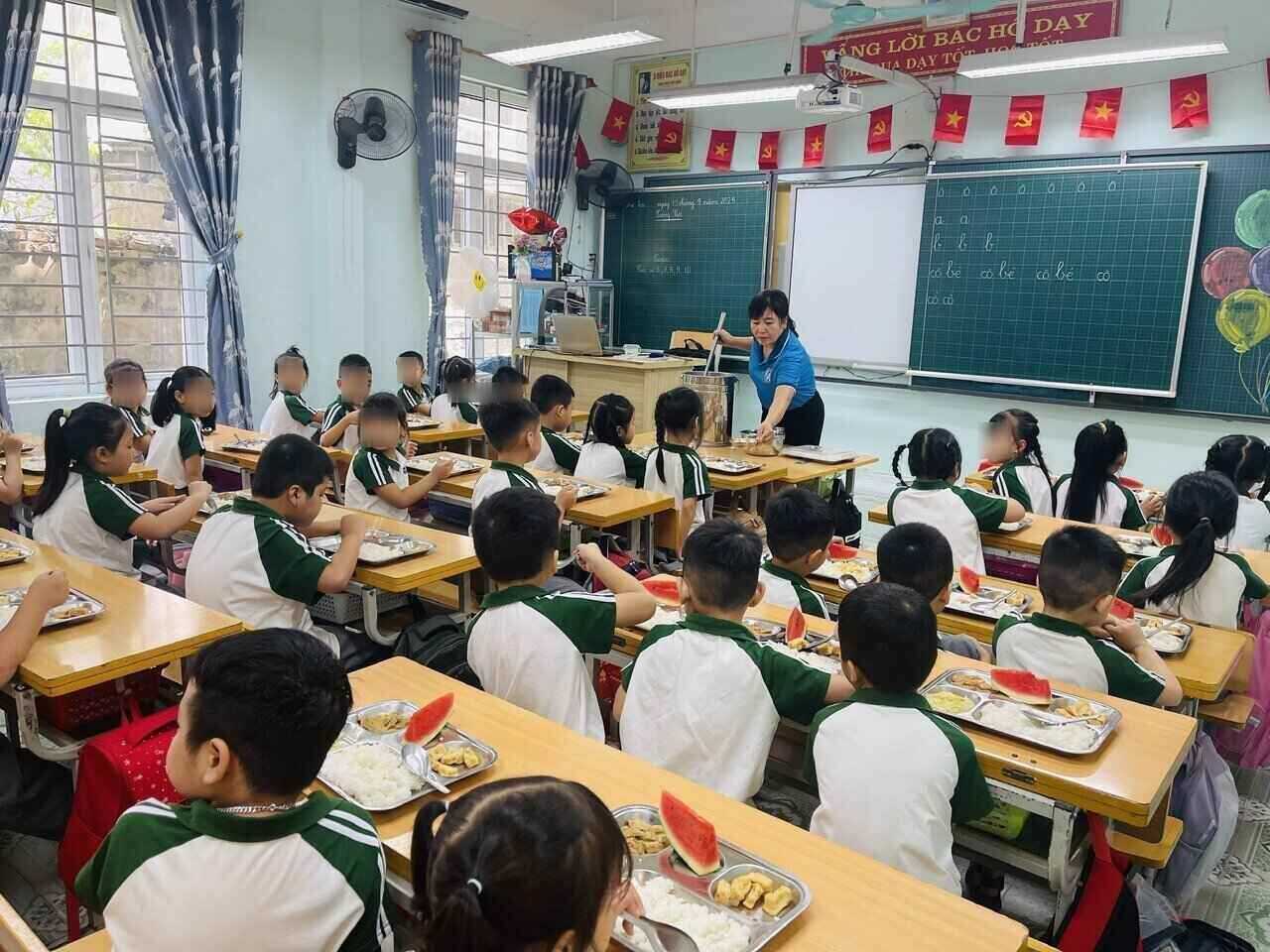 Hung Yen province focuses on improving the quality of teachers and educational managers. Photo: Mai Huong