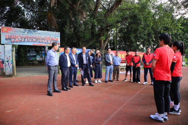 Thu truong dong vien doi tuyen dien kinh. Anh: Viet Hung