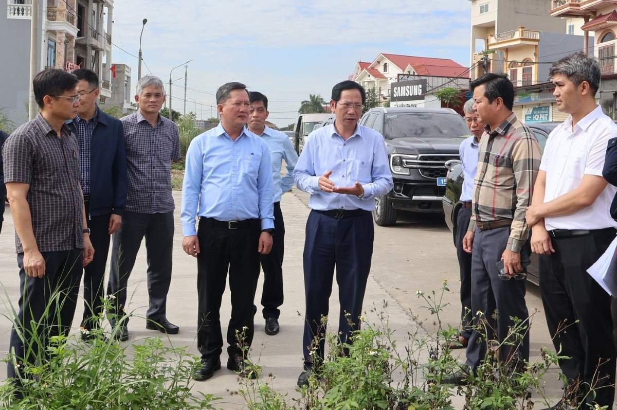 Pho Chu tich UBND thanh pho Vu Tien Phung kiem tra tien do giai phong mat bang mot so du an trong diem. Ảnh: Cong TTDT Hai Phong
