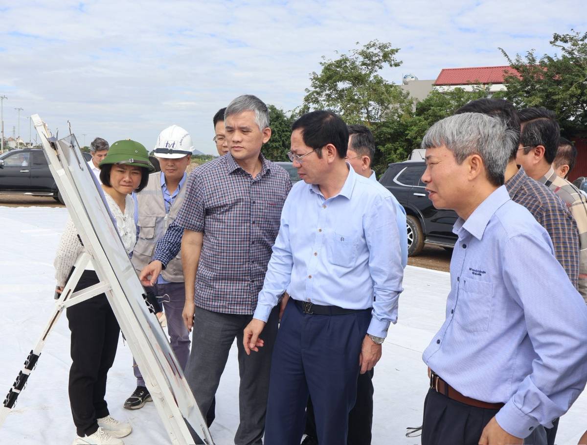 Vice Chairman of the City People's Committee Vu Tien Phung inspected the implementation of the National Highway 17B and Provincial Road 352 Construction Investment Project. Photo: Hai Phong Portal