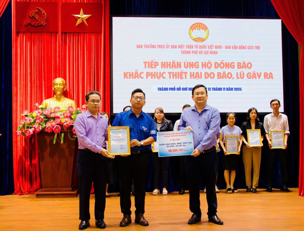 ホーチミン市の部隊は暴風雨地域や洪水地域で人々を支援しています。写真：ホアン氏