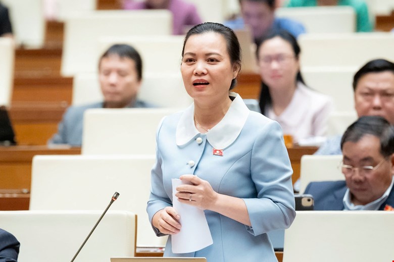 National Assembly delegate Huynh Thi Phuc mentioned the situation of flight delays and cancellations. Photo: Quochoi.vn