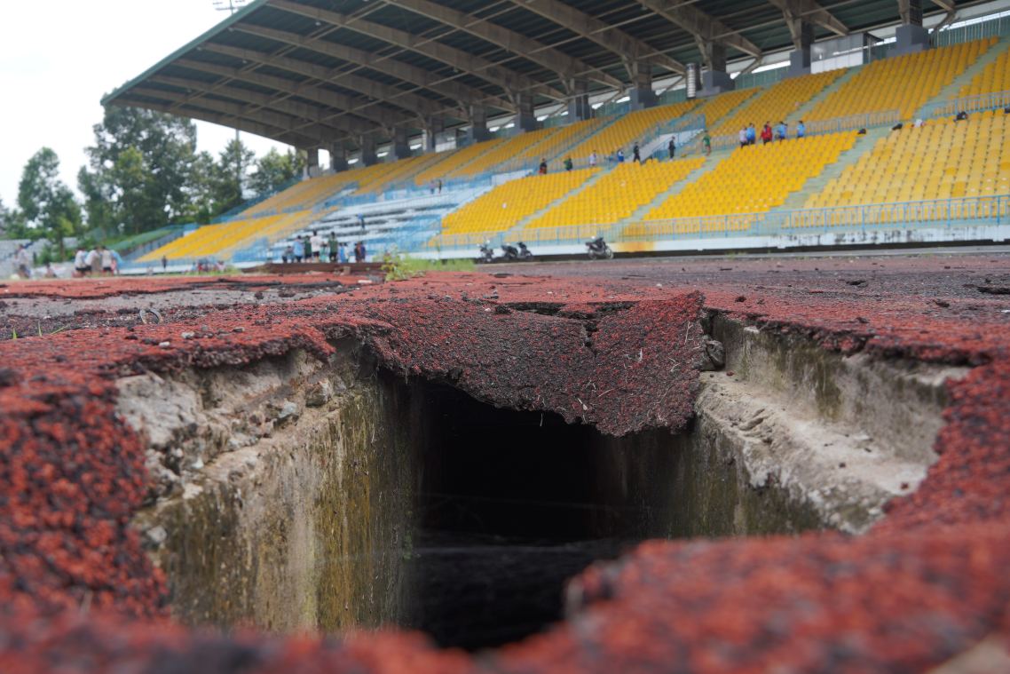 Theo ghi nhan cua phong vien Bao Lao Dong, nhieu hang muc dang dan xuong cap, xuat hien vet nut, be tong bong troc, sat thep ri set. Tai duong chay dien kinh hu hong nang, ranh thoat nuoc xuat hien lo thung lon chua duoc khac phuc.