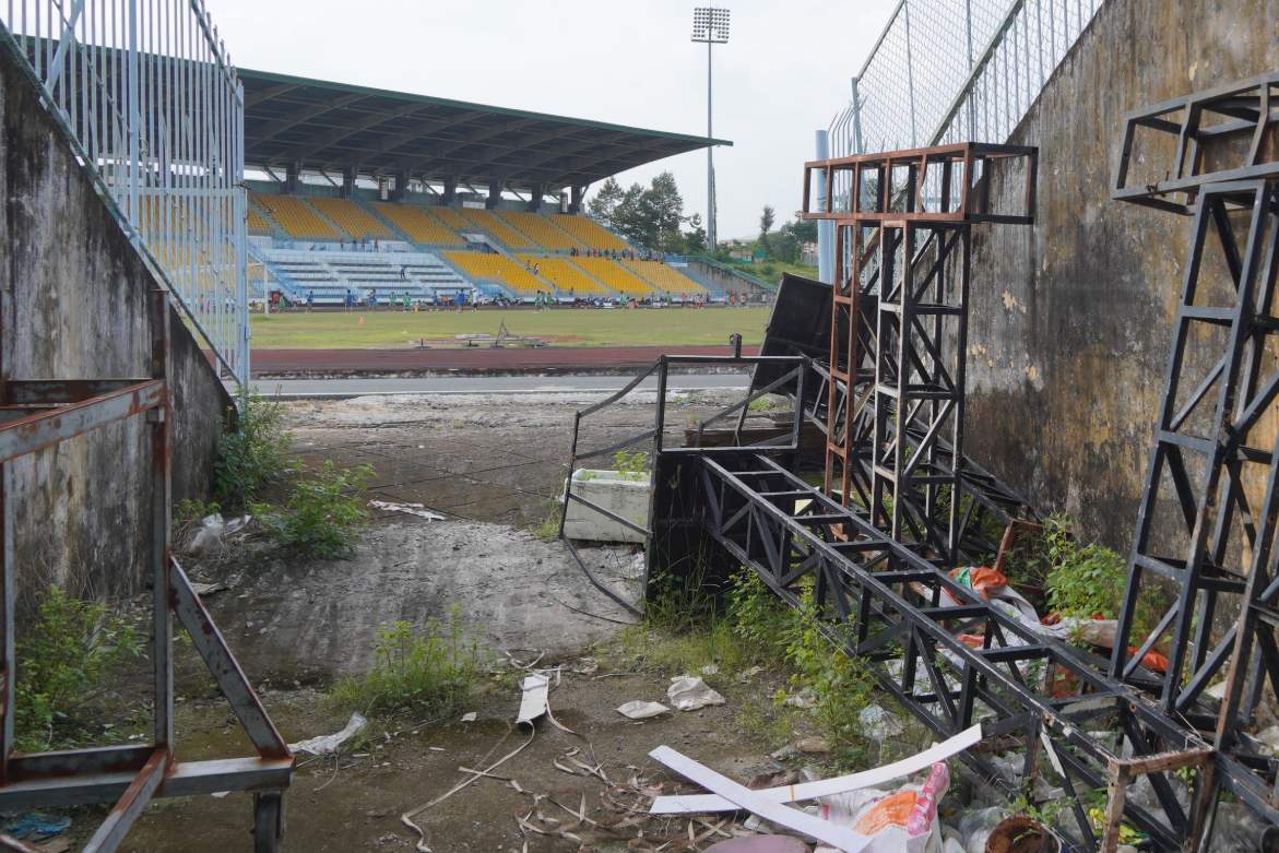 Nhieu vi tri ngon ngang trong khuon vien san van dong.