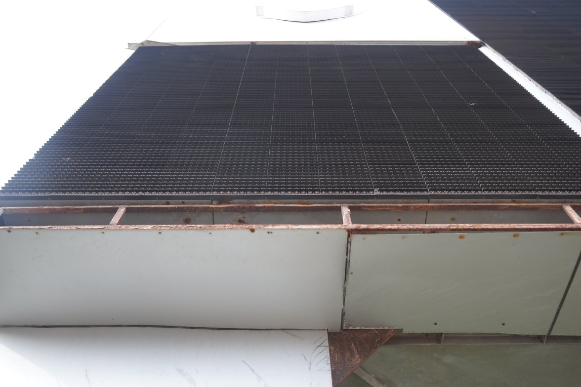 Nha nghien cuu van hoa, soan gia Nham Hung cho rang, day la mot de xuat khong kha thi. Theo ong, mot nam chi co vai cuoc dua xe hay vai su kien the thao khong phai la loi cua cong trinh, ma la do cong tac quan ly va to chuc yeu kem. Khong the do loi cho san van dong.